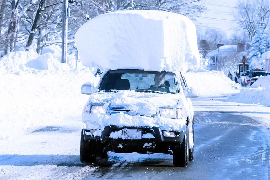 Зачем чистить автомобиль от снега?